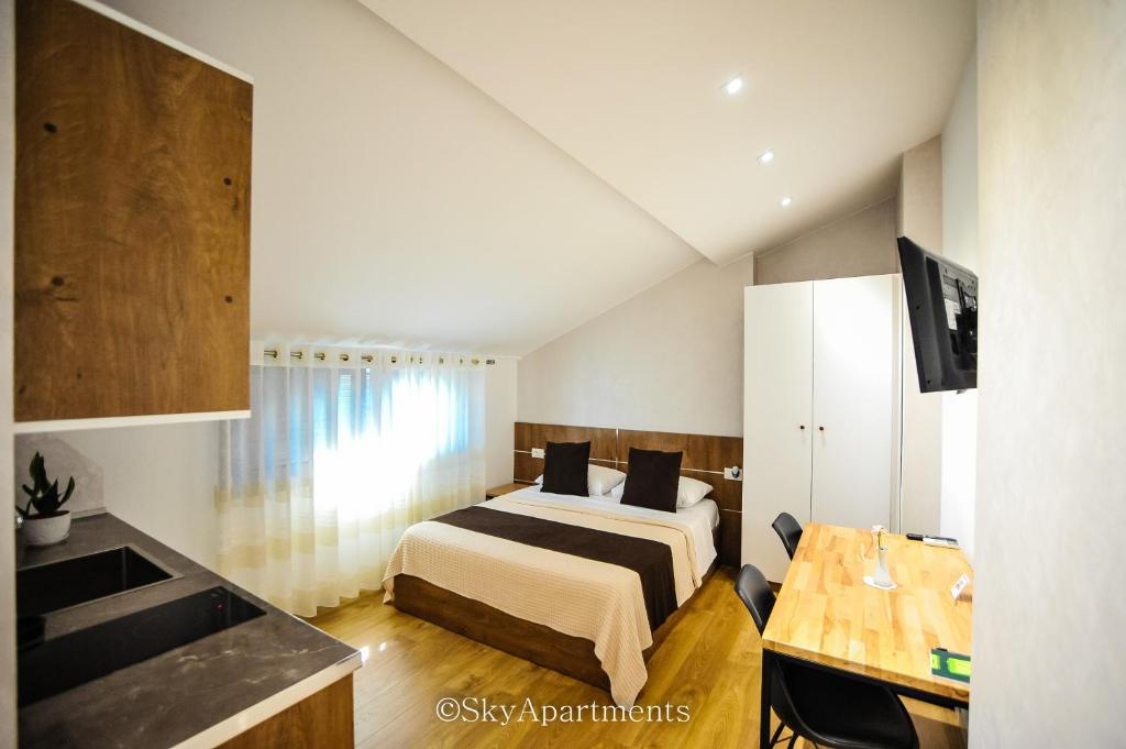 Tempat tidur dalam kamar di Sky Apartments