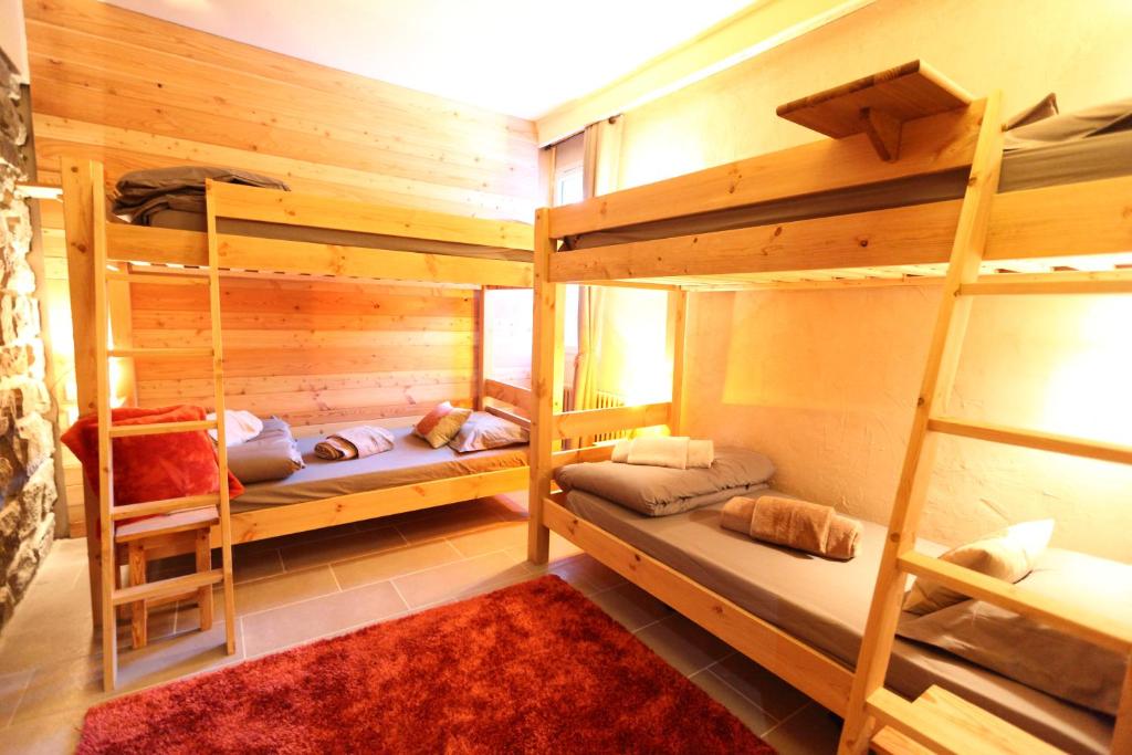 a room with two bunk beds and a ladder at La Maison Rapin in Valloire