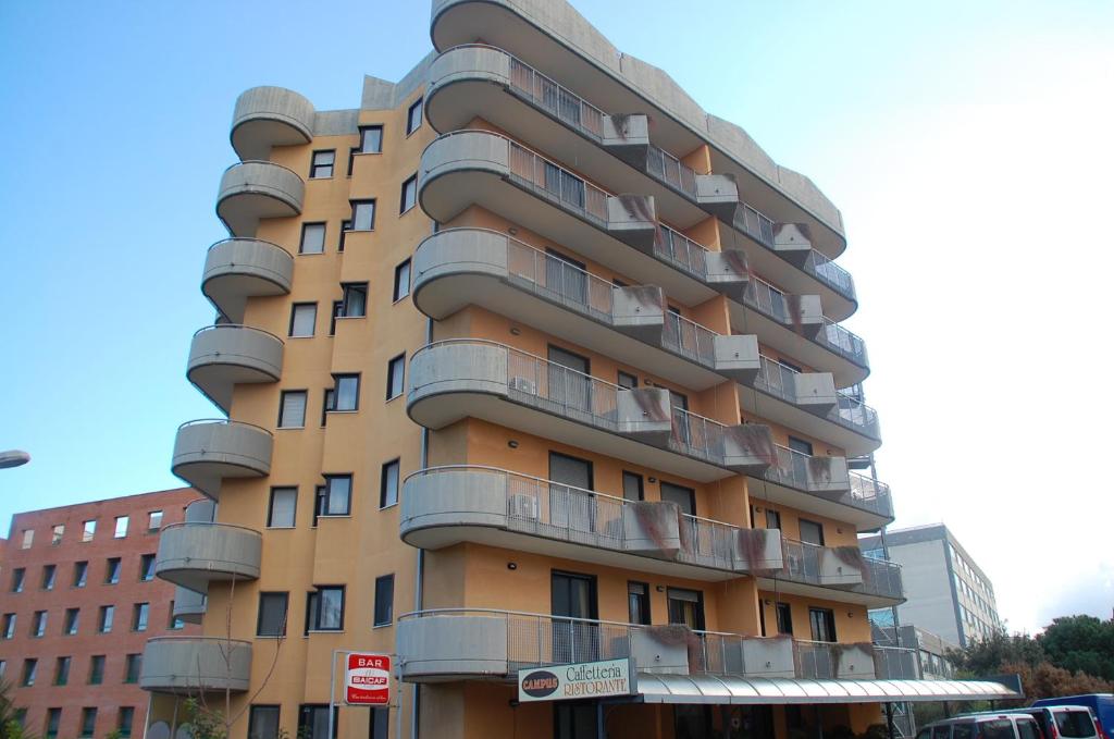 een hoog gebouw met balkons aan de zijkant bij Campus Hotel in Bari