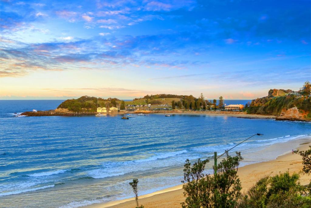 Blick auf den Strand und das Meer in der Unterkunft Joy's Hideaway in Terrigal