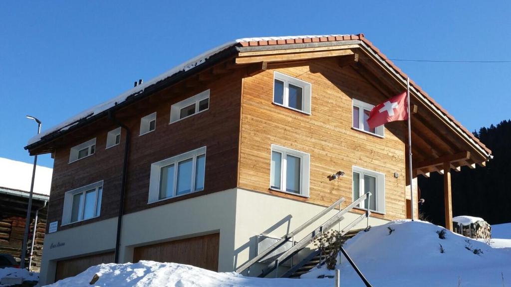 El edificio en el que está la casa de vacaciones