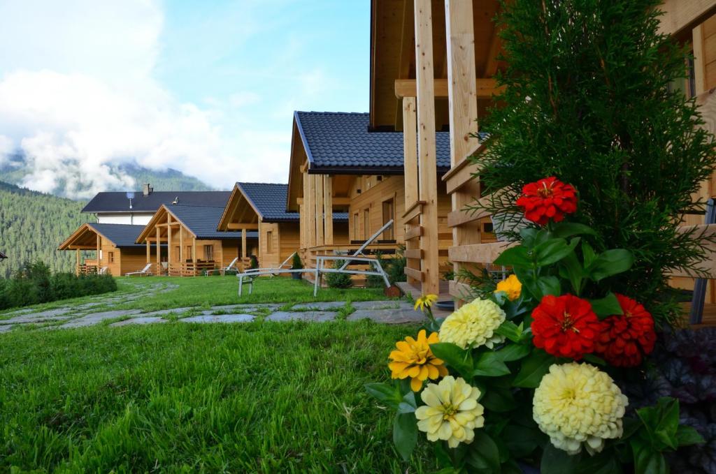 een huis met bloemen ervoor bij Alpenchalets Mair in Sesto