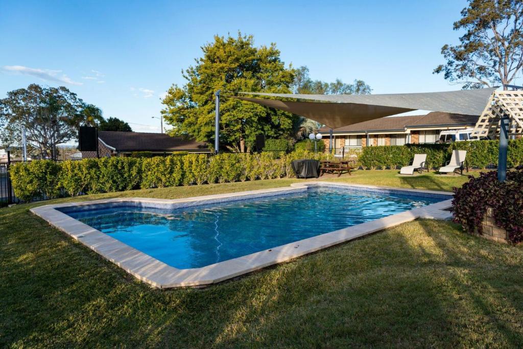 uma piscina no quintal de uma casa em Old Maitland Inn em Maitland