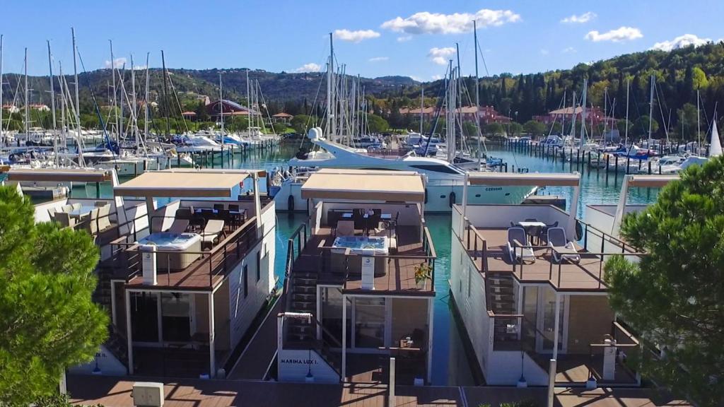 Un gruppo di barche ormeggiate in un porto turistico di Floating Sea Houses MARINA LUX a Portoroz