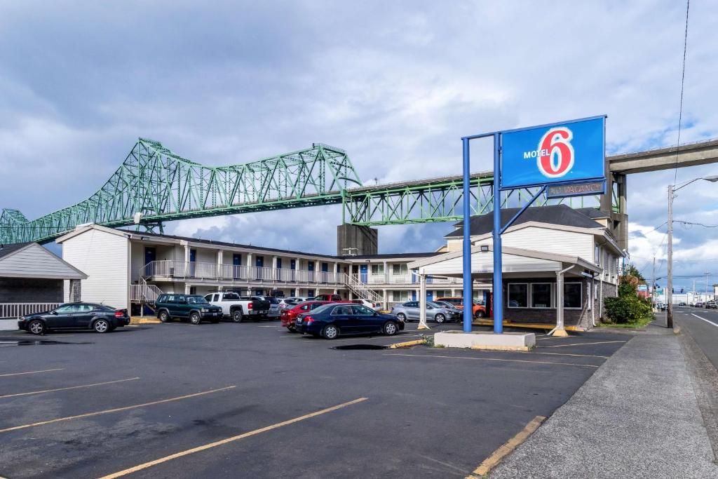 um posto de gasolina com um sinal num parque de estacionamento em Motel 6-Astoria, OR em Astoria, Oregon