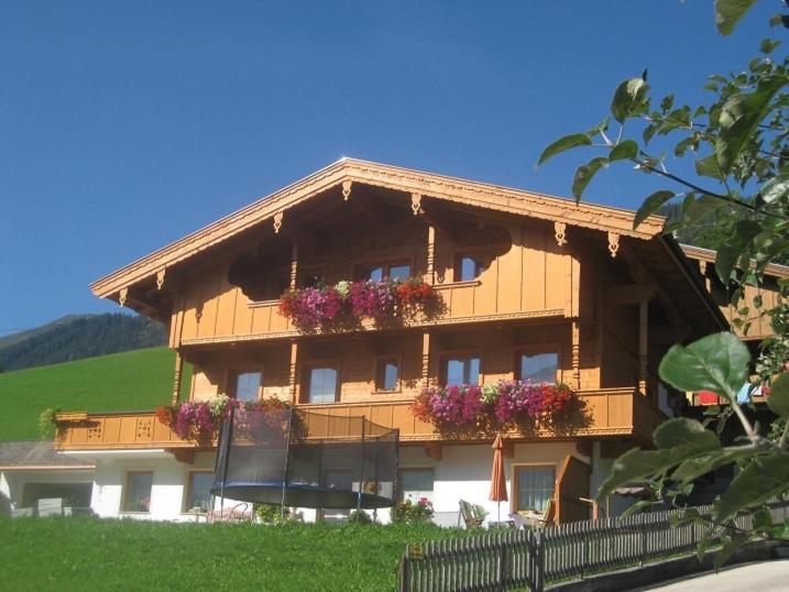 una casa con flores en la parte delantera en Apartment Galtenberg, en Alpbach