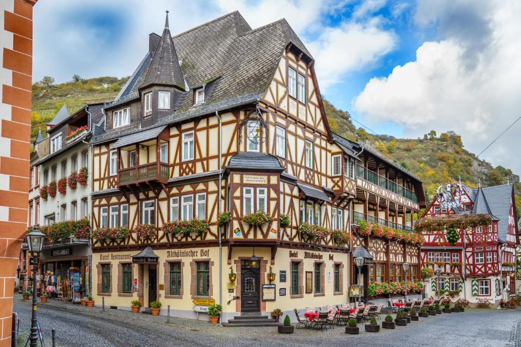 Un edificio in mezzo a una strada di Altkölnischer Hof a Bacharach