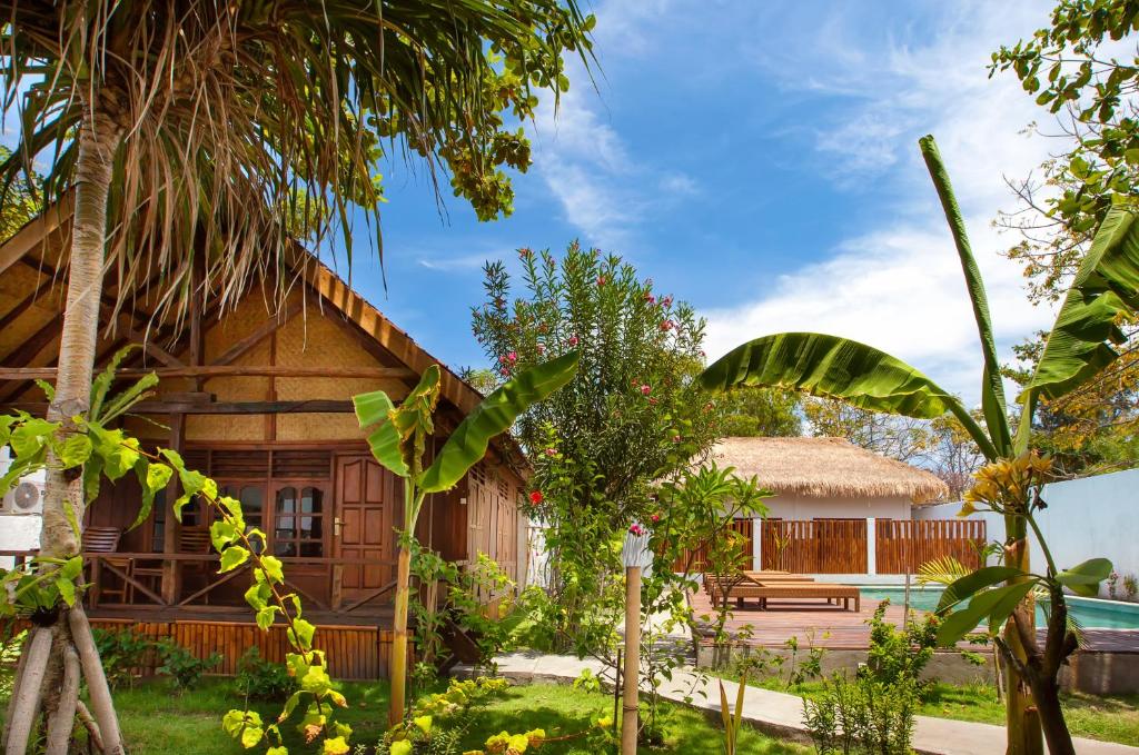 una casa en medio de un jardín en Blu d'aMare, en Gili Trawangan