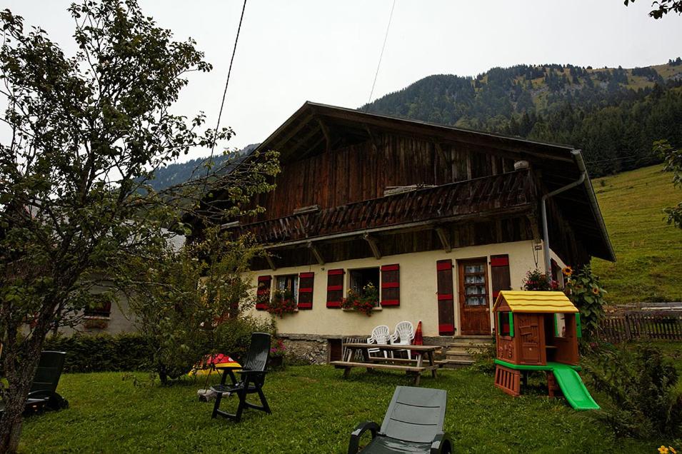 een huis met een tafel en een speelhuis bij Les Allamands in Morzine