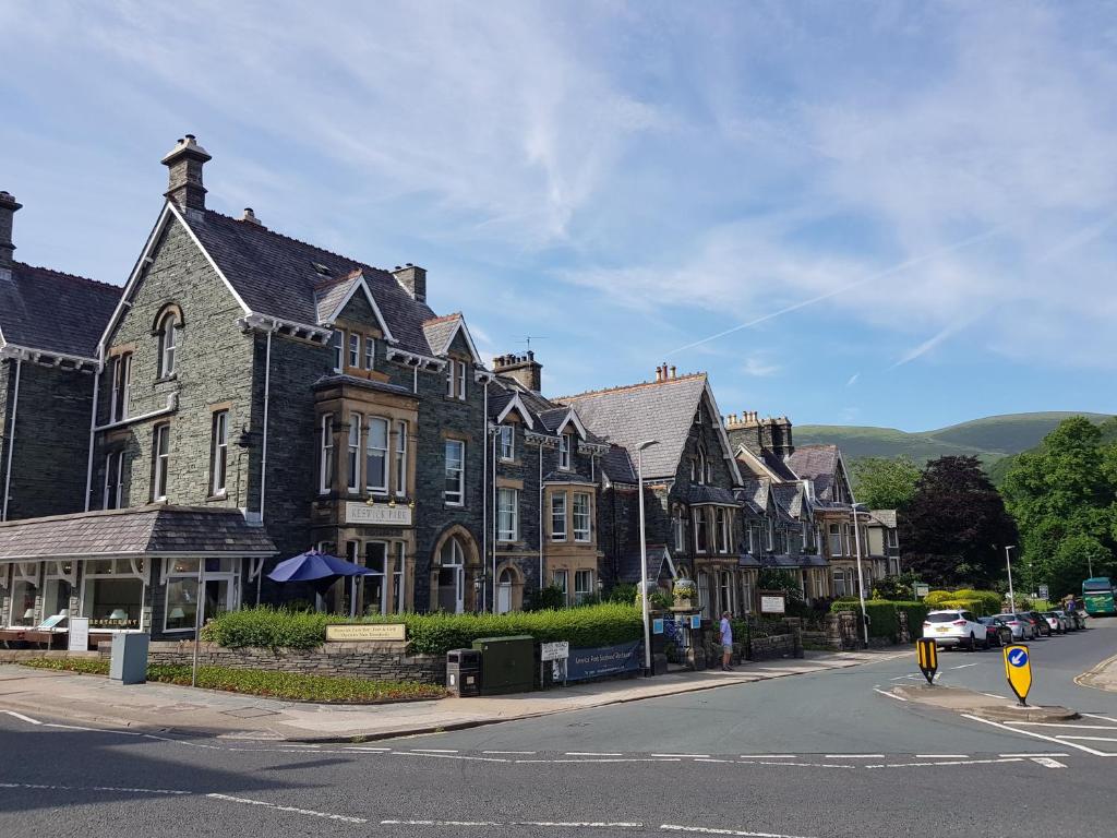 Une rangée de maisons dans une rue d'une ville dans l'établissement Keswick Park Hotel, à Keswick