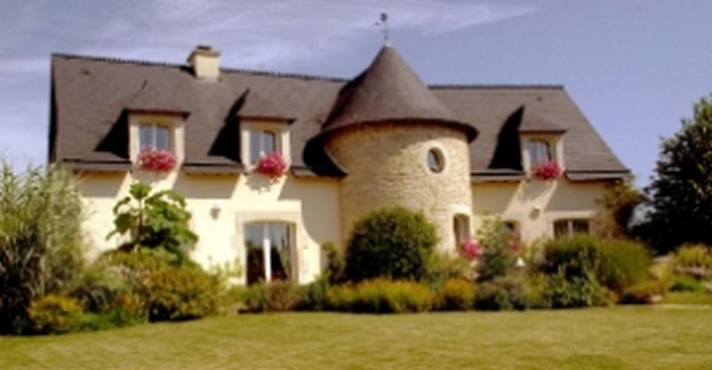 una grande casa bianca con una grande torre di Chambre D'Hotes Miraflores a Malestroit