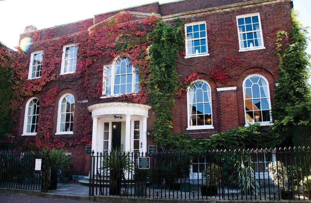 une maison en brique rouge recouverte de lierre dans l'établissement Hotel Du Vin Poole, à Poole