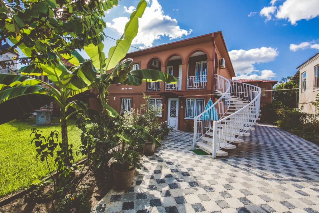 A garden outside Casa de Khasia