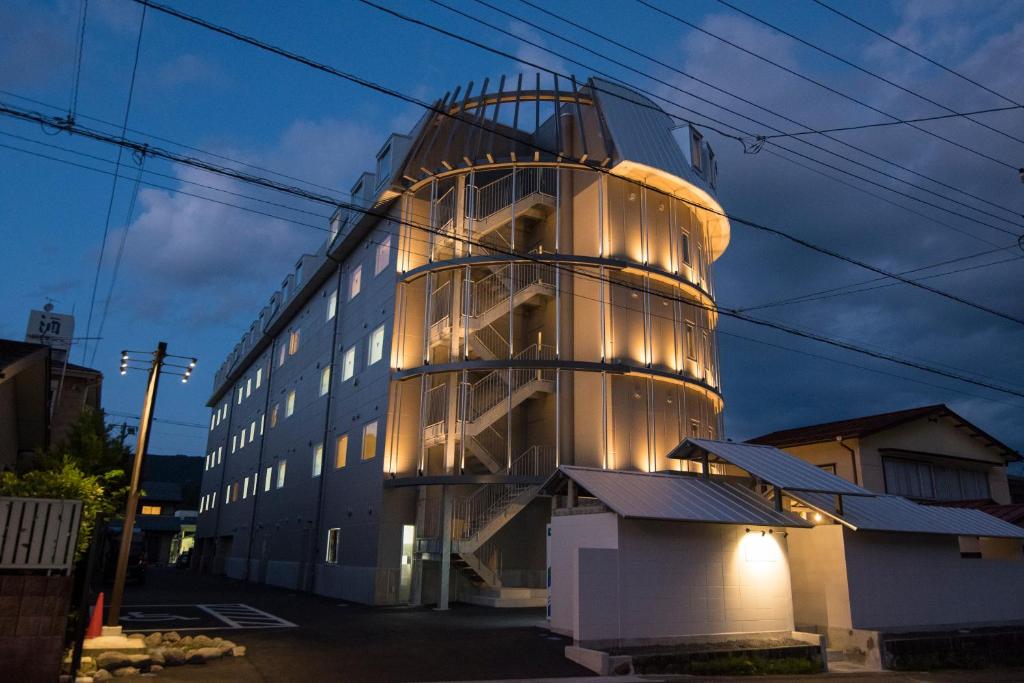 een hoog gebouw met lichten aan de zijkant bij Nikko Station Hotel 2 in Nikko