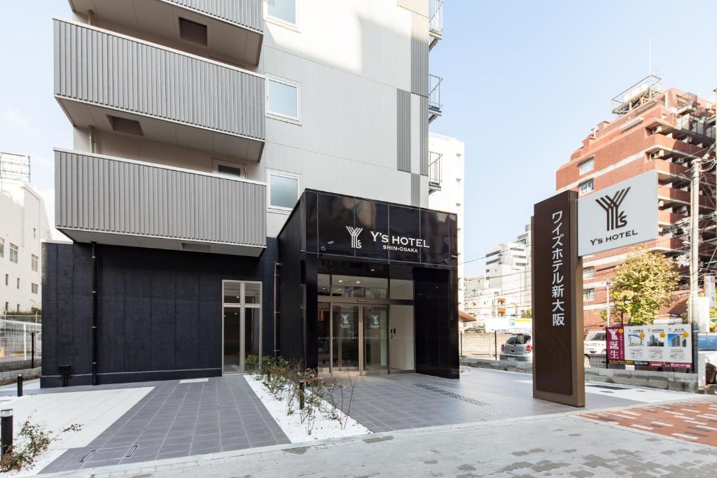 un edificio con una señal delante de él en Y's HOTEL Shin Osaka, en Osaka