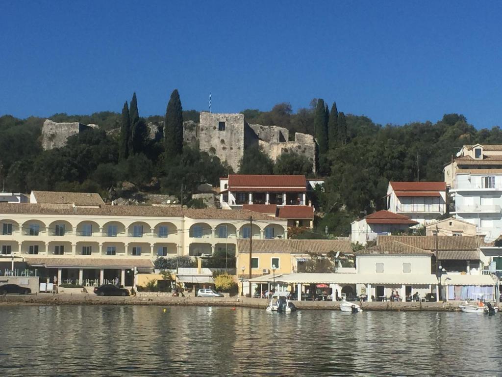 una ciudad a orillas de un cuerpo de agua en Villa Perris Studios, en Kassiopi