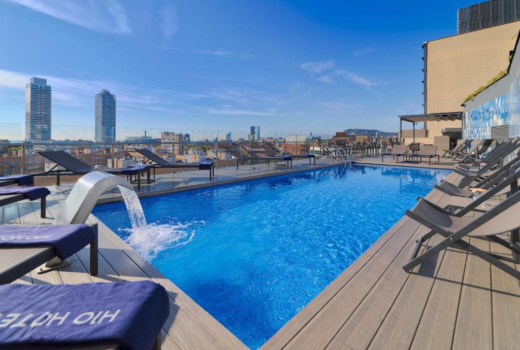 Piscine de l'établissement H10 Marina Barcelona ou située à proximité