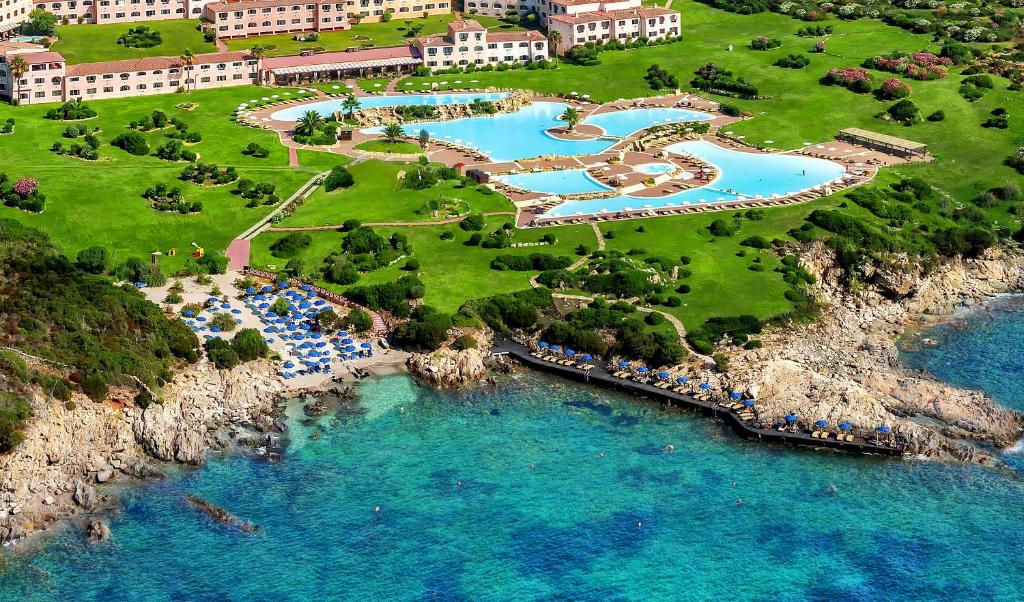 una vista aérea de un complejo con aguas azules en COLONNA RESORT, a Colonna Luxury Beach Hotel, Porto Cervo, en Porto Cervo