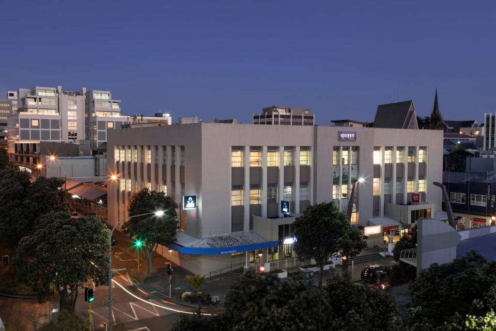 un grande edificio bianco in una città di notte di Quest New Plymouth Serviced Apartments a New Plymouth