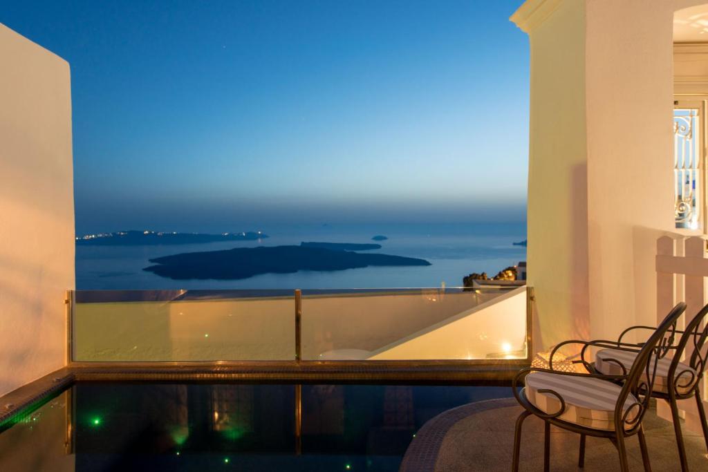 balcone con sedie e vista sull'oceano di Senses Suites a Imerovigli