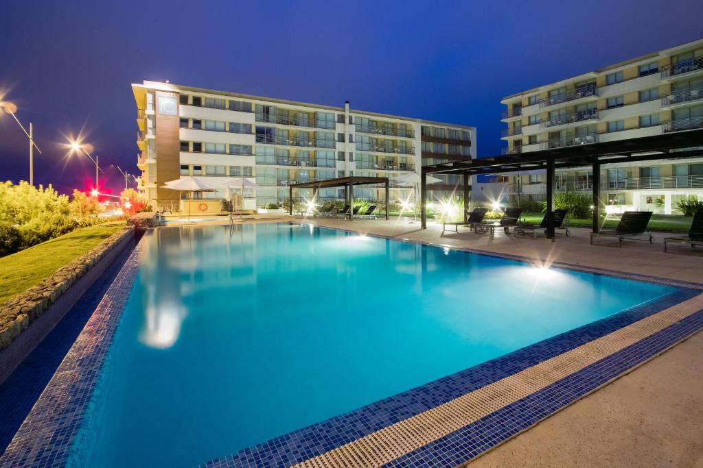 A piscina localizada em Real Colonia Hotel & Suites ou nos arredores