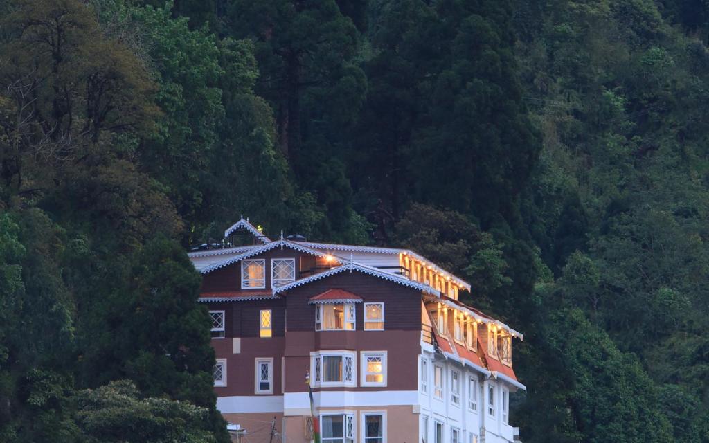 un edificio con luci sul fianco di una montagna di Summit Hermon Hotel & Spa a Darjeeling