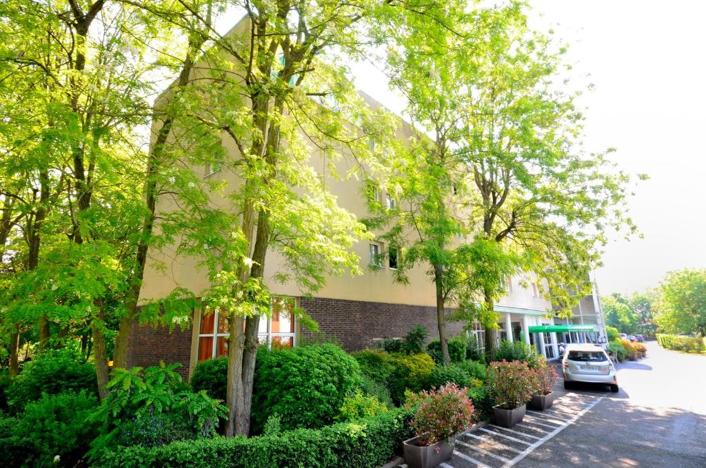 A garden outside Greenhotels Roissy Parc des Expositions