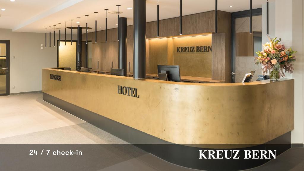 un hall d'un hôtel avec une réception dans l'établissement Kreuz Bern Modern City Hotel, à Berne