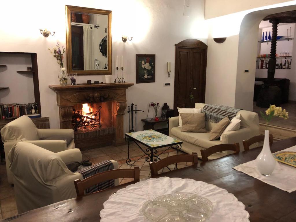 sala de estar con muebles y chimenea en B&B Villa Loriana, en Milo