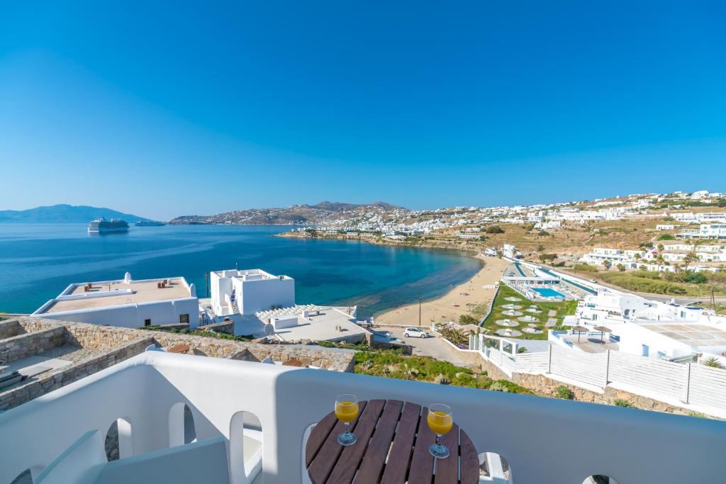 uitzicht op het strand vanaf het balkon van een huis bij Cape Mykonos in Mykonos-stad