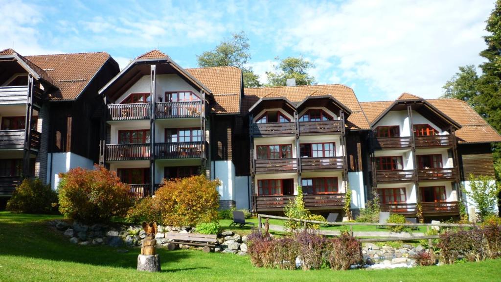 una vista exterior de un gran edificio en Hapimag Ferienwohnungen Braunlage, en Braunlage