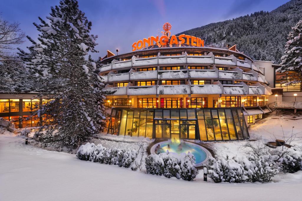 budynek z napisem na śniegu w obiekcie Familienhotel Sonngastein w mieście Bad Gastein