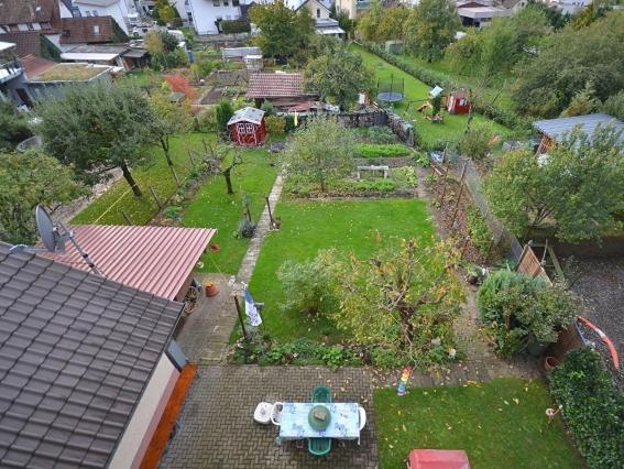 una vista aérea de un jardín en una casa en Apartment Moritz, en Lahr