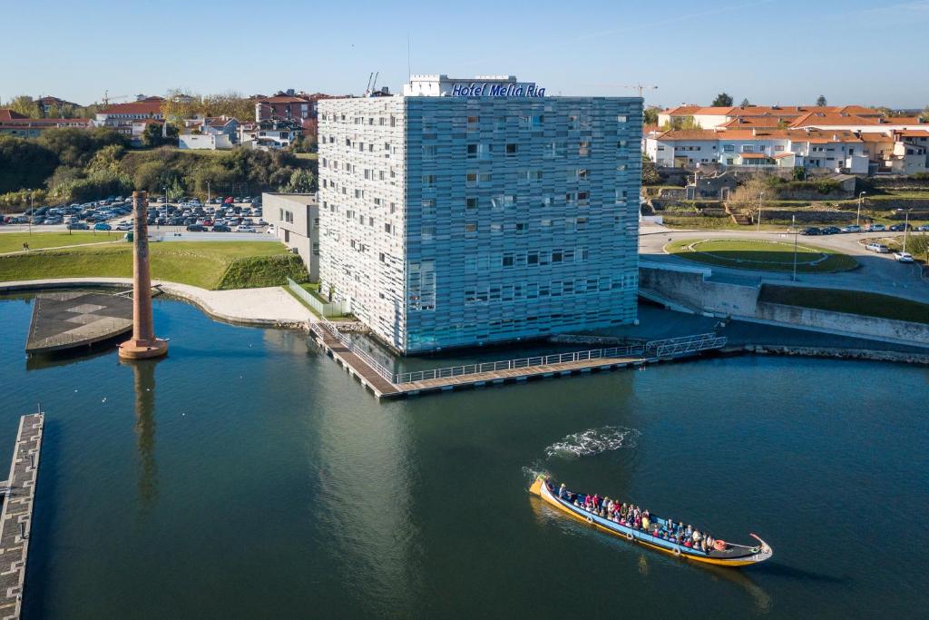 Vista de un río que corre cerca del hotel