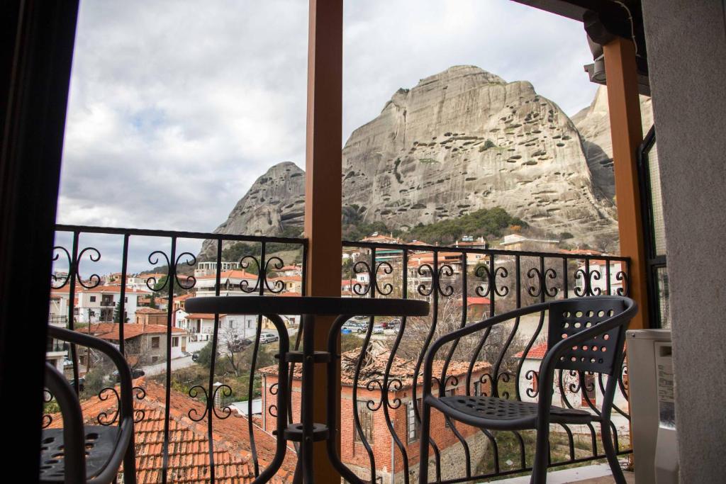 een balkon met 2 stoelen en uitzicht op een berg bij Aeolic Star Hotel in Kalabaka