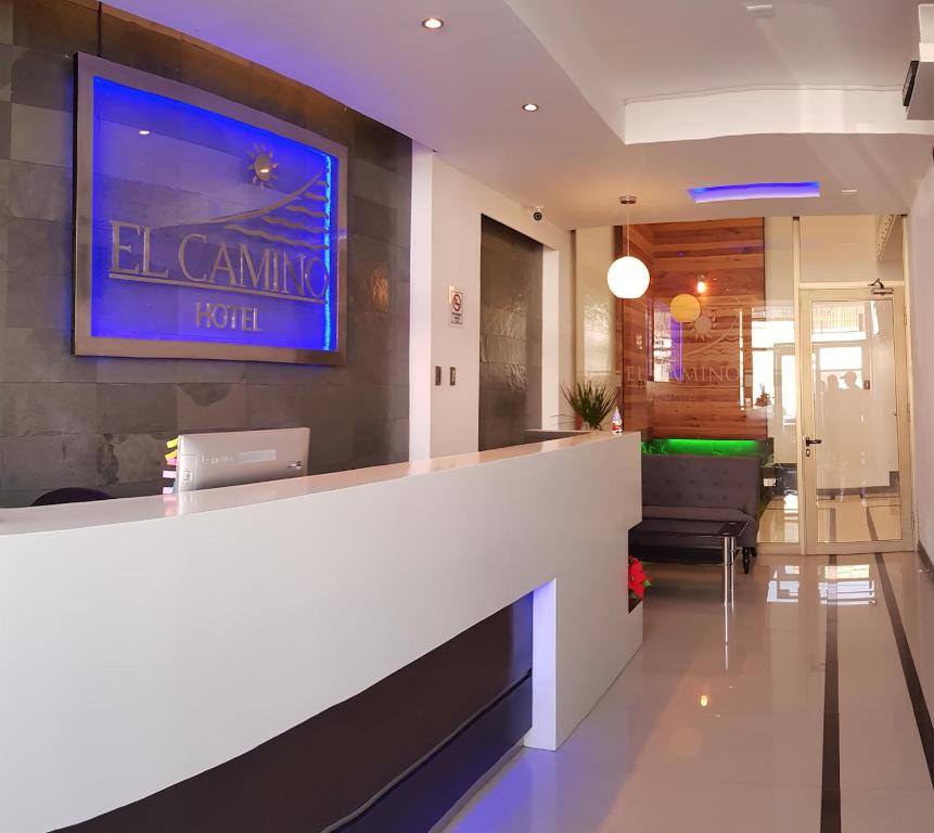 El Camino Hotel tesisinde bir oturma alanı