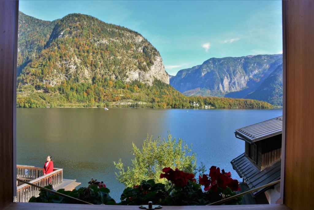 osoba stojąca na balkonie z widokiem na jezioro w obiekcie Haus Franziska w Hallstatt