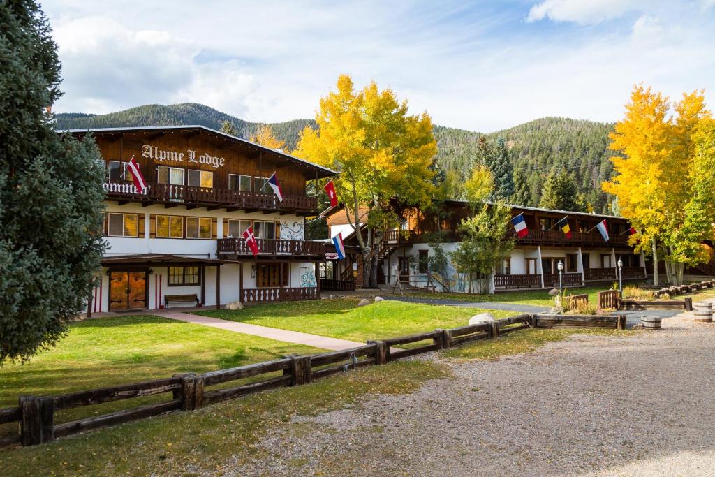 レッドリバーにあるAlpine Lodge Red Riverの大きな建物