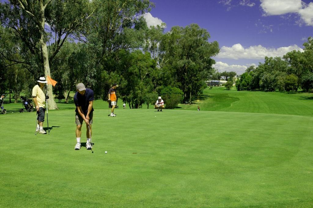 Kemudahan golf di motel atau berdekatan