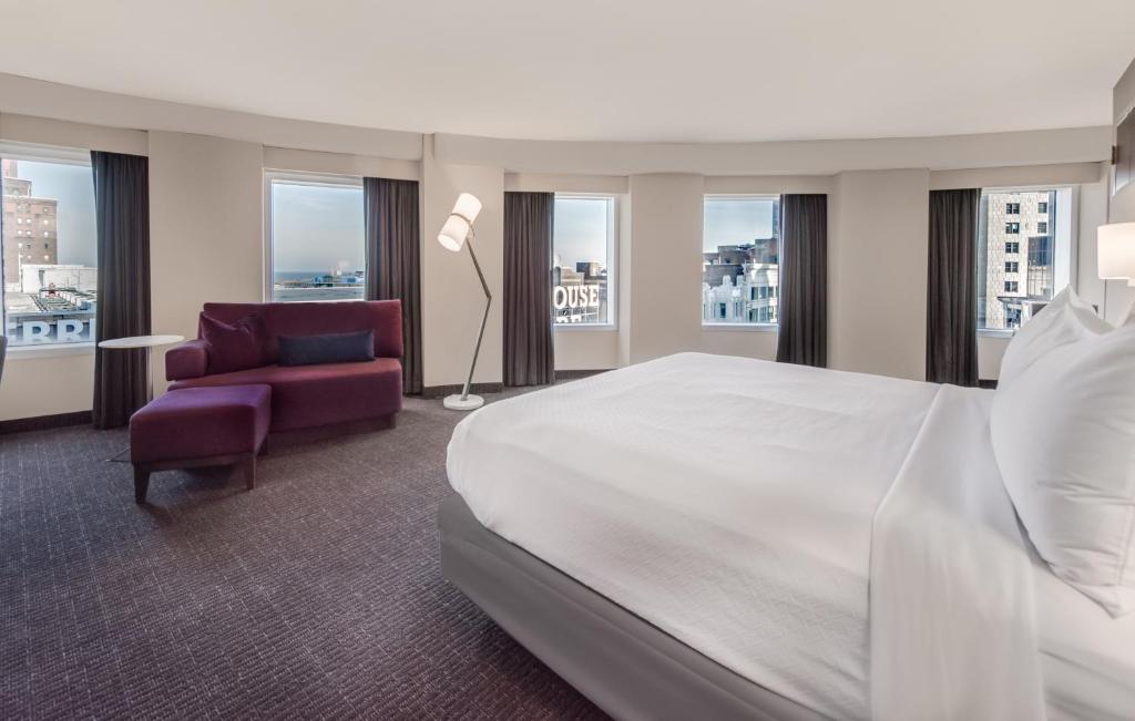 מיטה או מיטות בחדר ב-Crowne Plaza Cleveland at Playhouse Square, an IHG Hotel