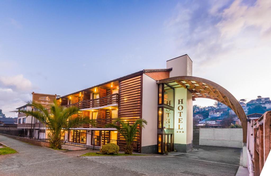 een gebouw met een boog ervoor bij Hotel Germania in Puerto Varas