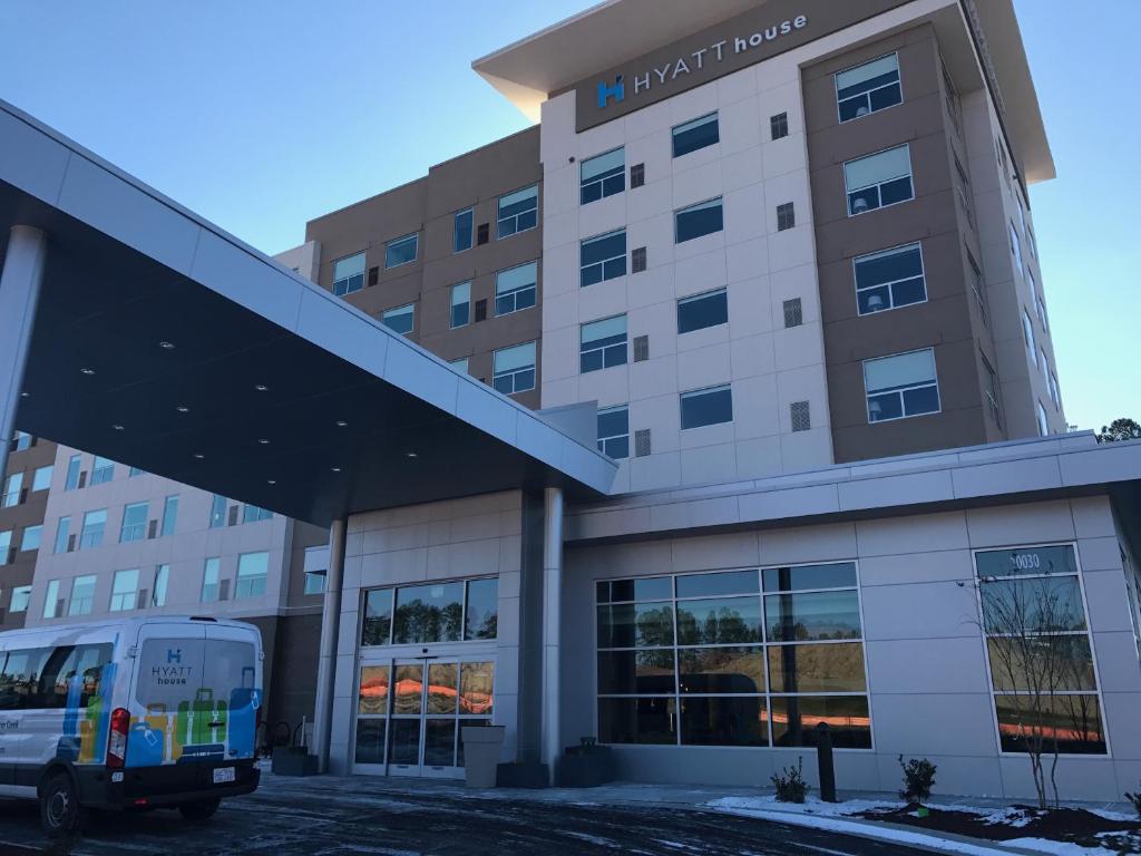 un camion parcheggiato di fronte a un hotel di Hyatt House Raleigh/Rdu/Brier Creek a Raleigh