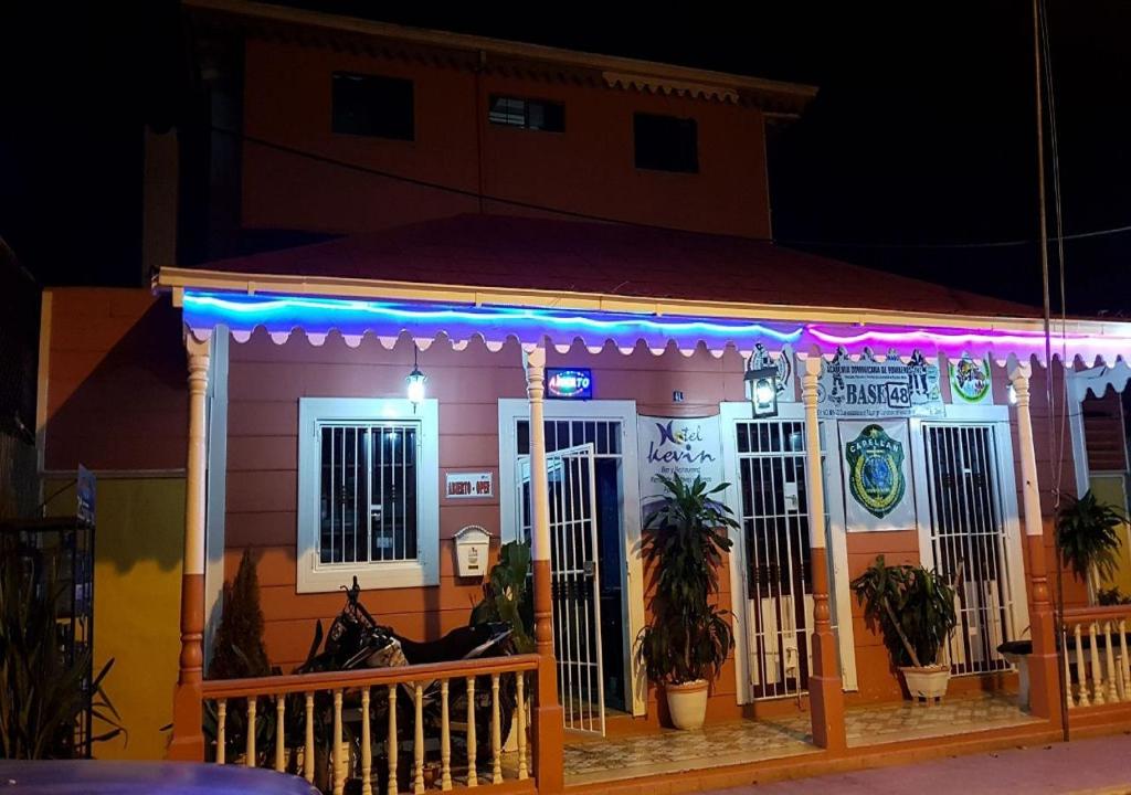 ein kleines Haus mit Lichtern in der Nacht in der Unterkunft Hotel Kevin in San Felipe de Puerto Plata