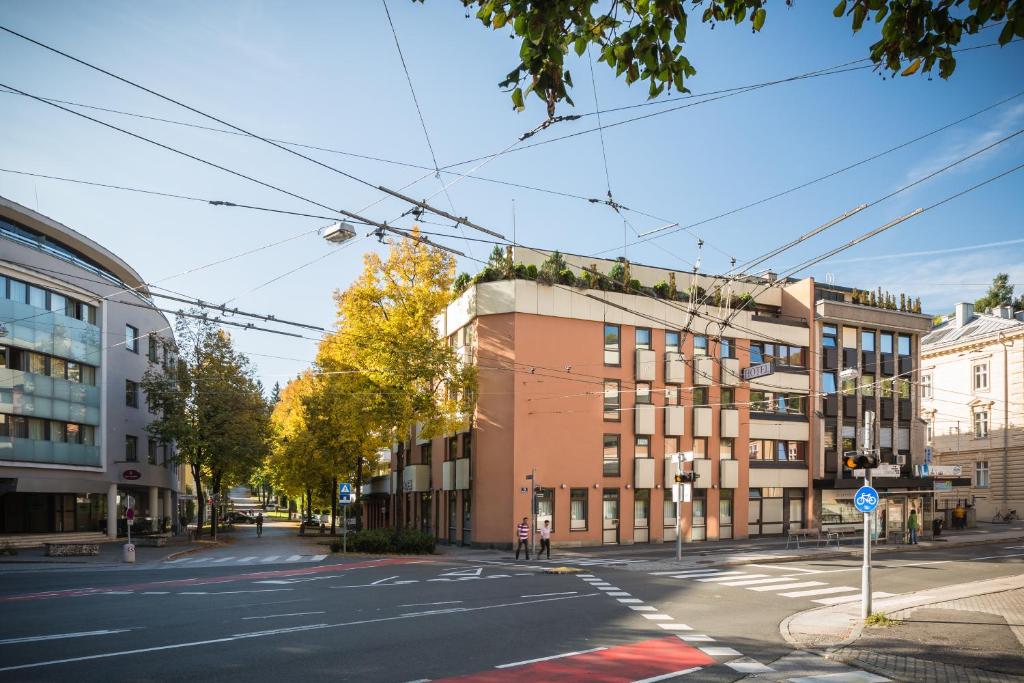 una strada vuota con un edificio in mattoni di Hotel Neutor Express a Salisburgo