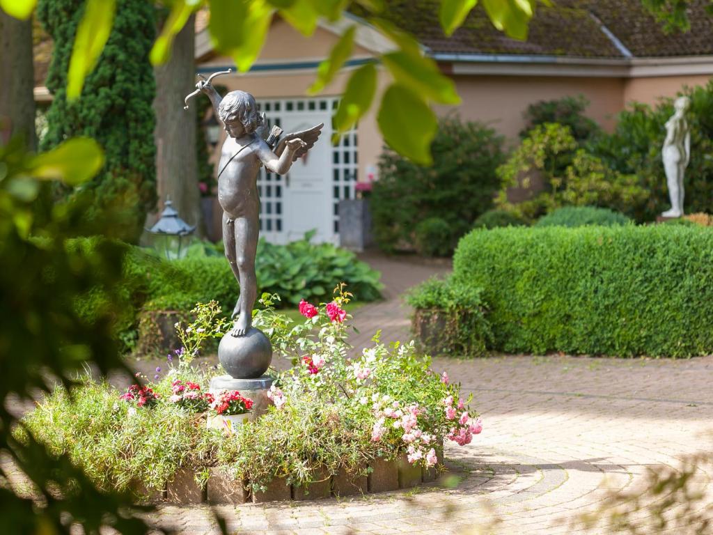 A garden outside Gästehaus Schloss Bothmer