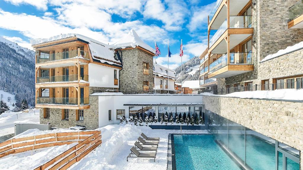 Bazen u objektu Mountain Spa Residences ili u blizini