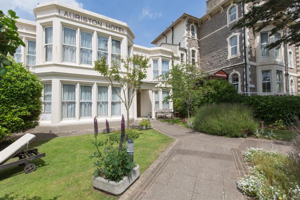 een gebouw met een tuin ervoor bij Lauriston Hotel in Weston-super-Mare