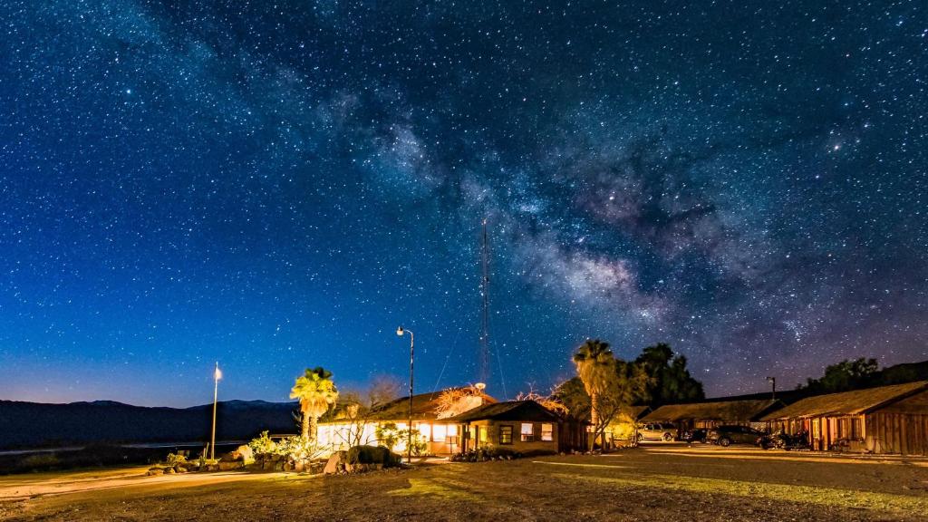 Una noche estrellada con la Vía Láctea en el cielo en Panamint Springs Motel & Tents, en Panamint Springs