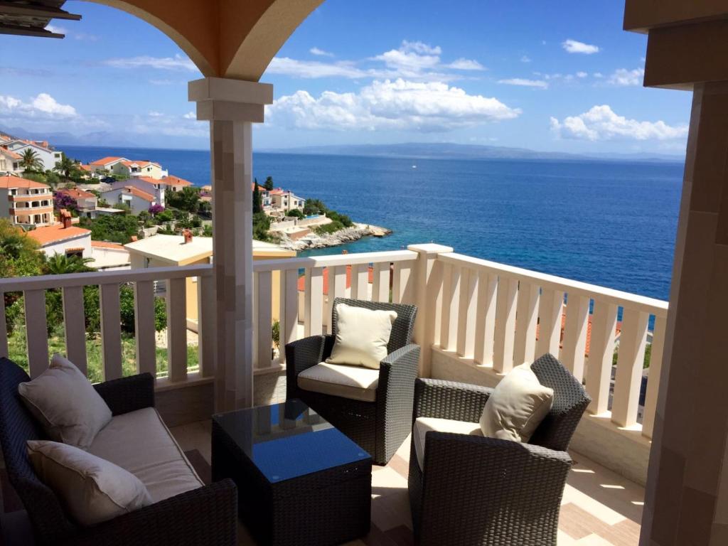 d'un balcon avec des chaises et une vue sur l'océan. dans l'établissement Villa Omazic, à Trogir