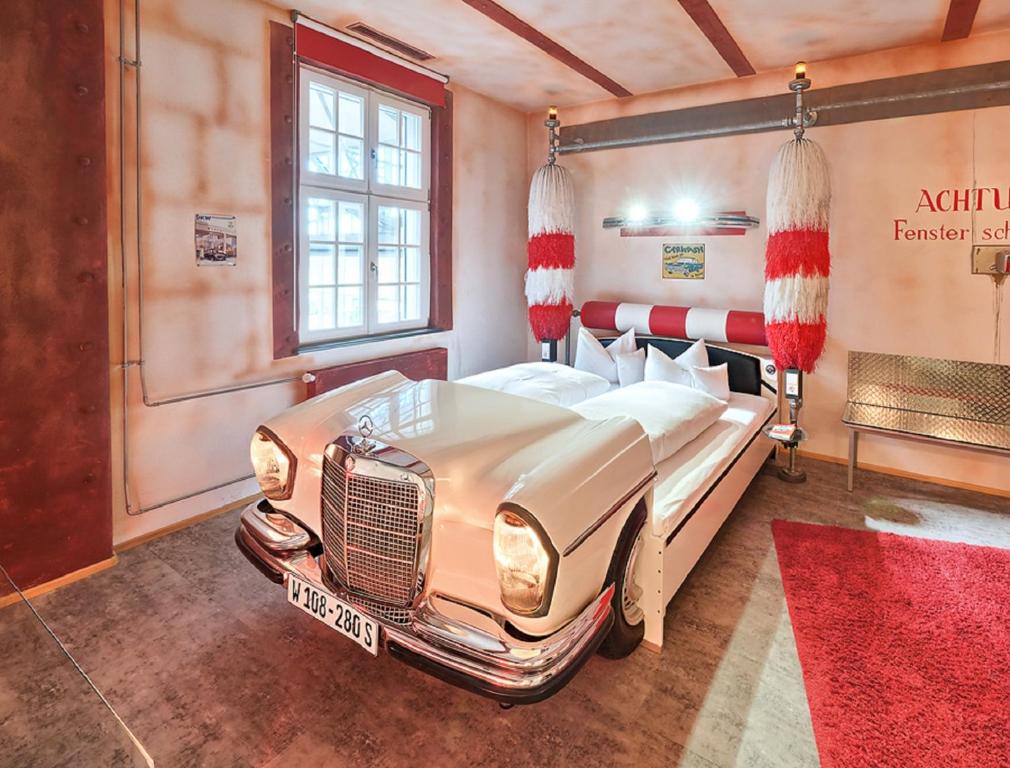 Llit o llits en una habitació de V8 HOTEL Classic Motorworld Region Stuttgart